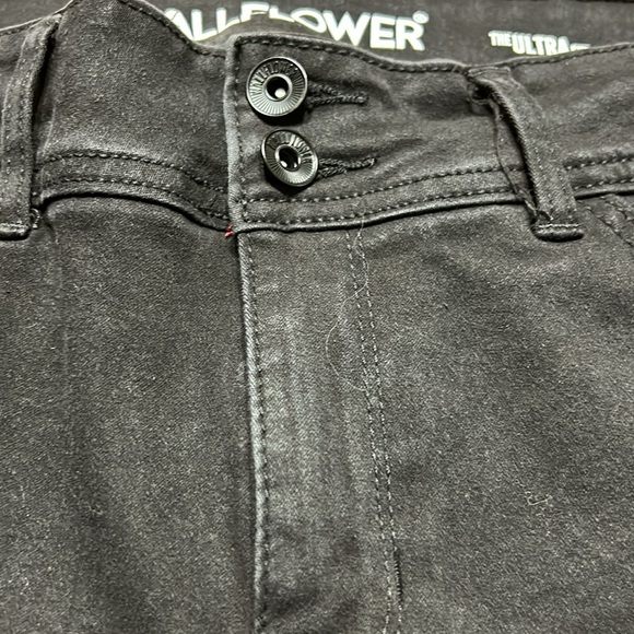 Wallflower black The Ultra Fit style jeans. Cropped length with cuffs. Size 16+ - Picture 4 of 7